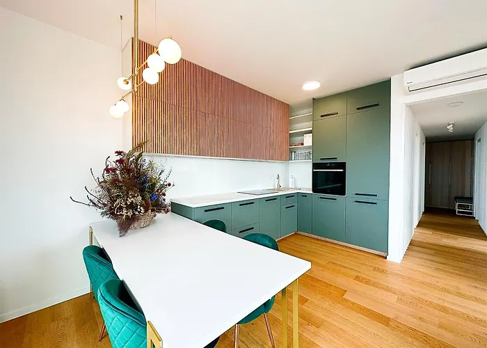 Luxurious Brand New Free Parking Apartment